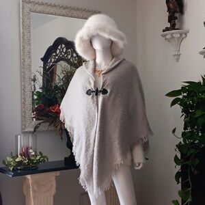 A New York Modena Design- Lt Grey Cape Boucle w Toggle OS